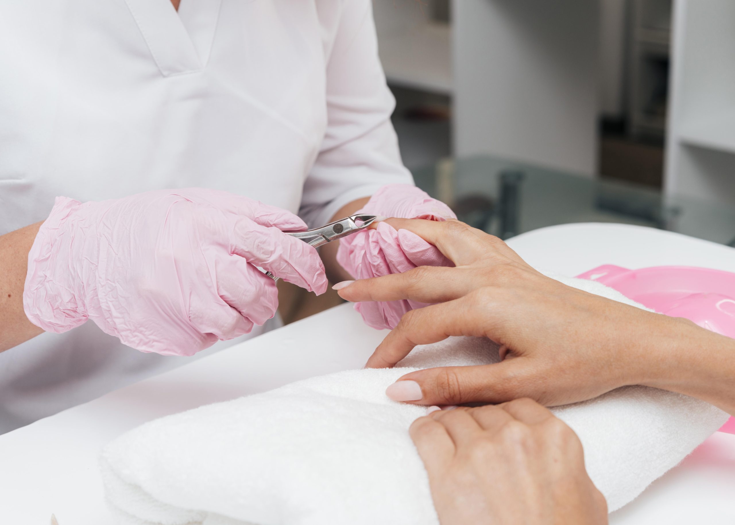 manicure faz cutilagem da mão de uma cliente