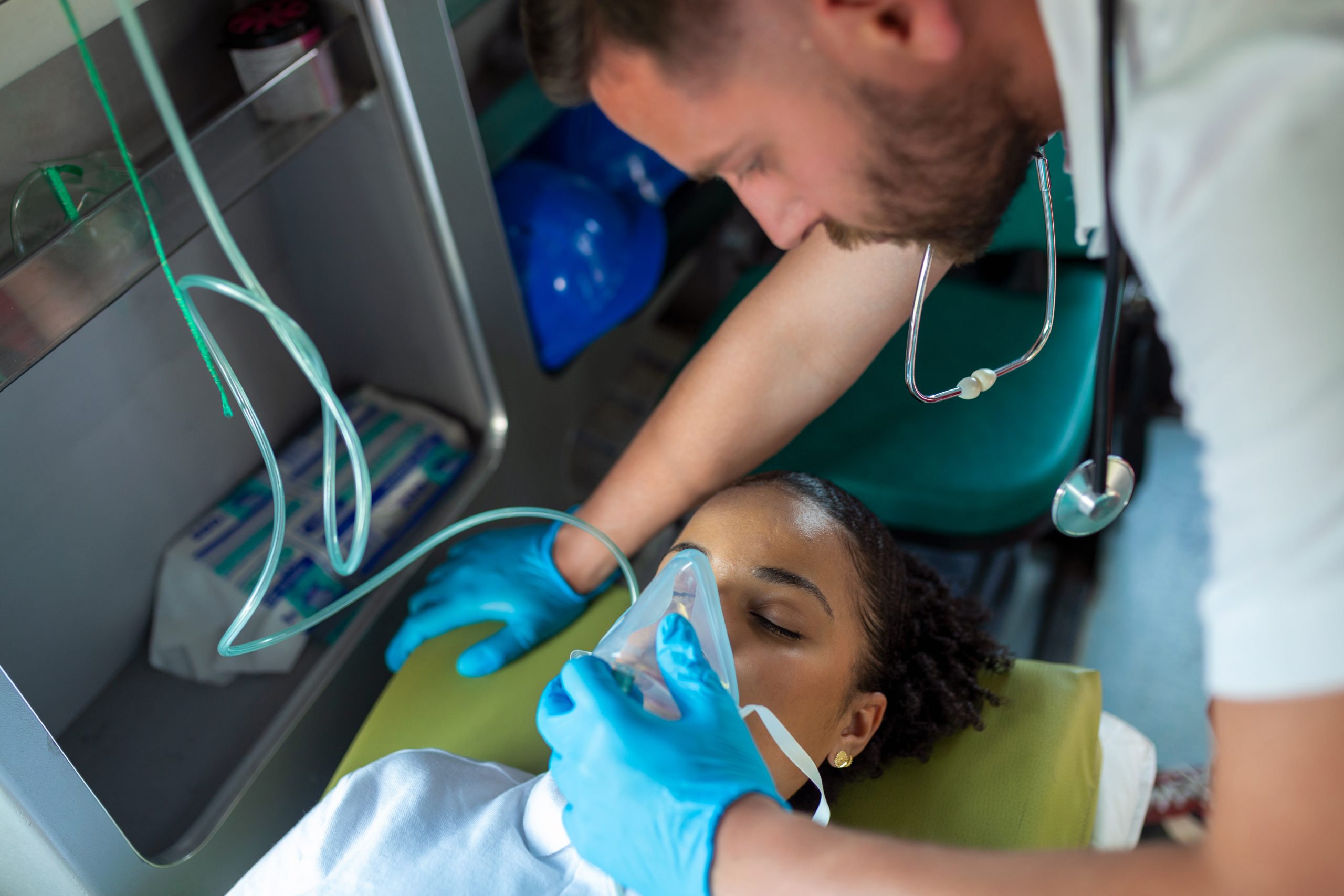Enfermeiro de urgência e emergência ajuda paciente a respirar com máscara de oxigênio