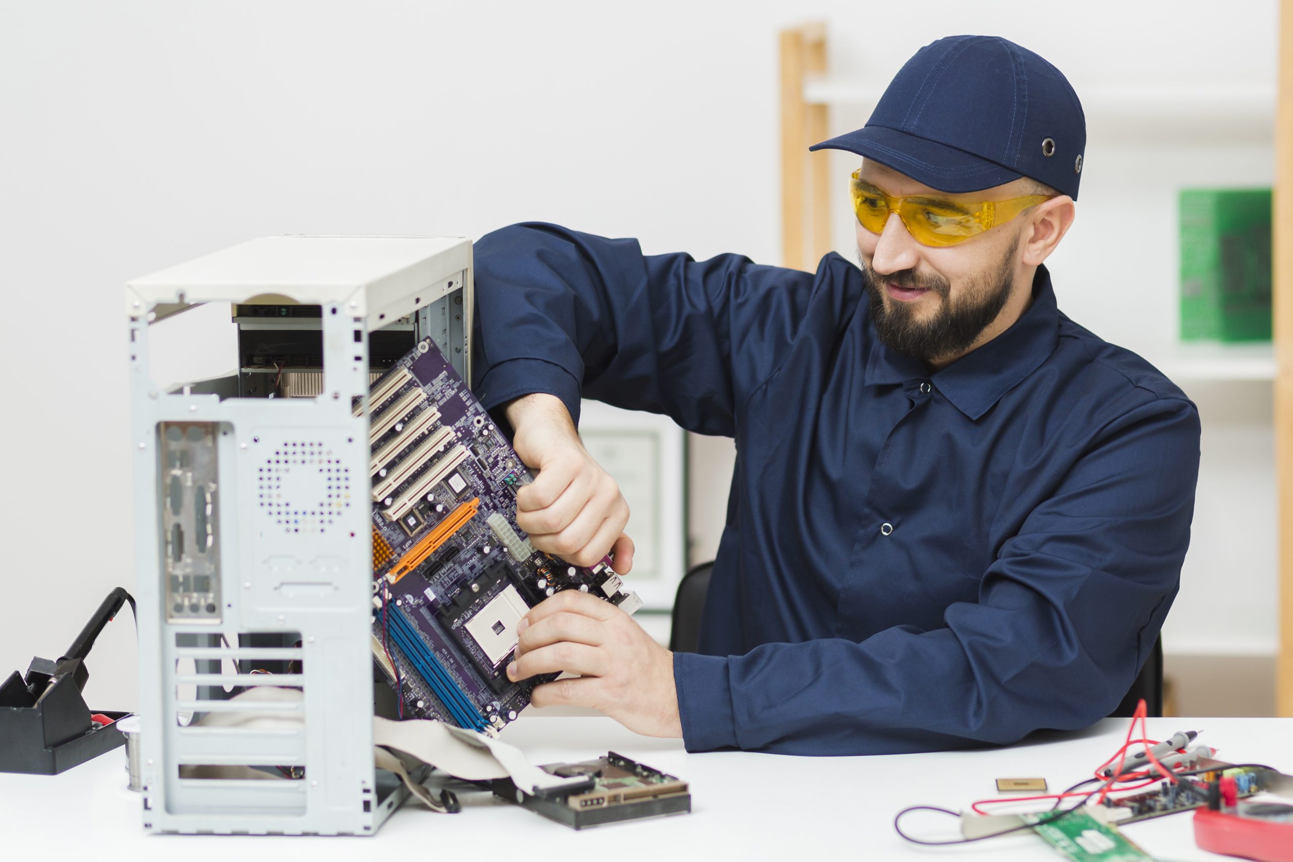 Técnico desmonta um CPU para conserto