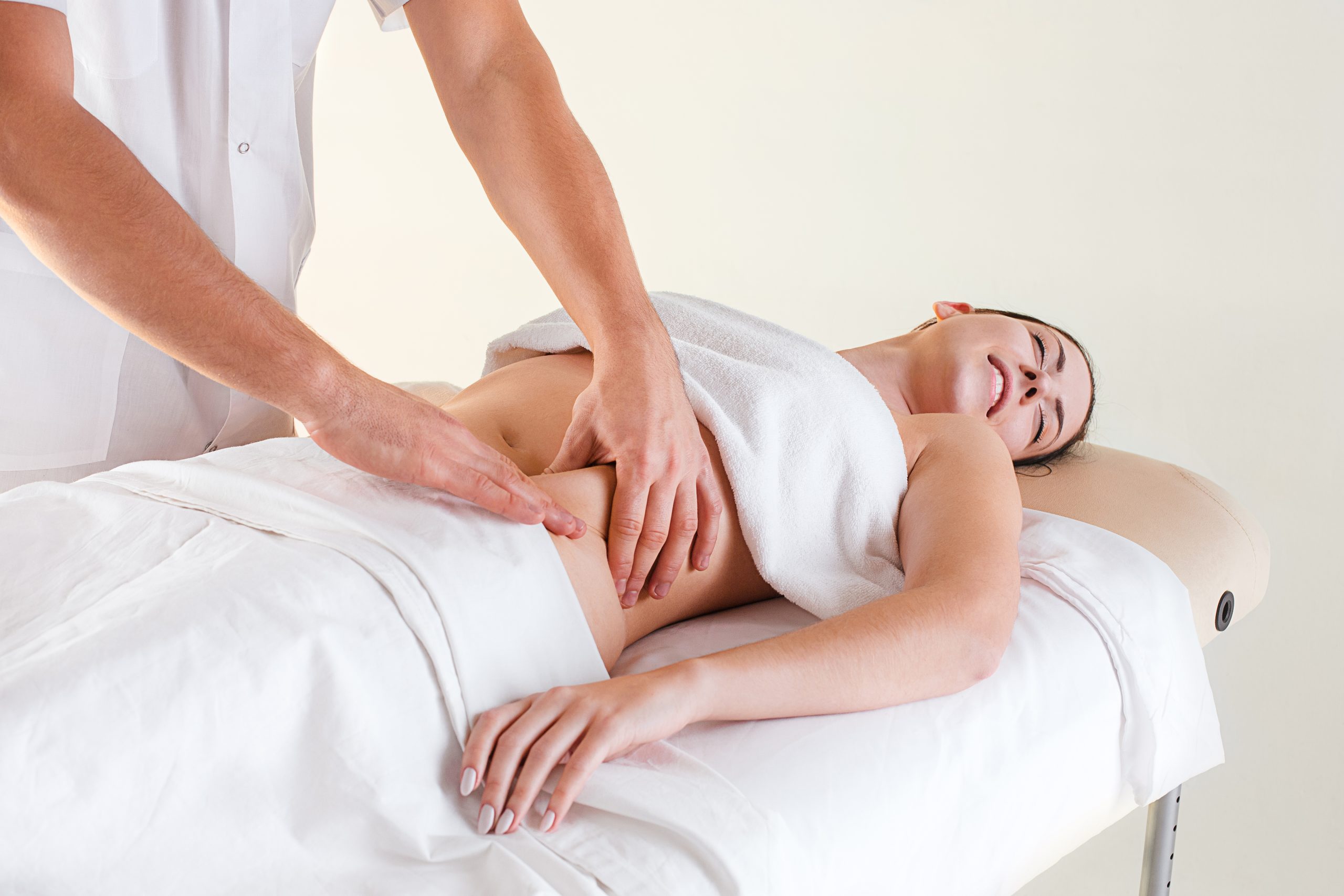 Esteticista faz massagem em cliente