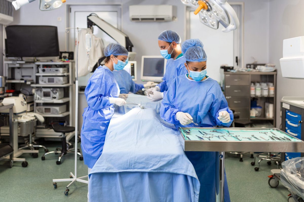 Enfermeira organiza instrumentos para cirurgia