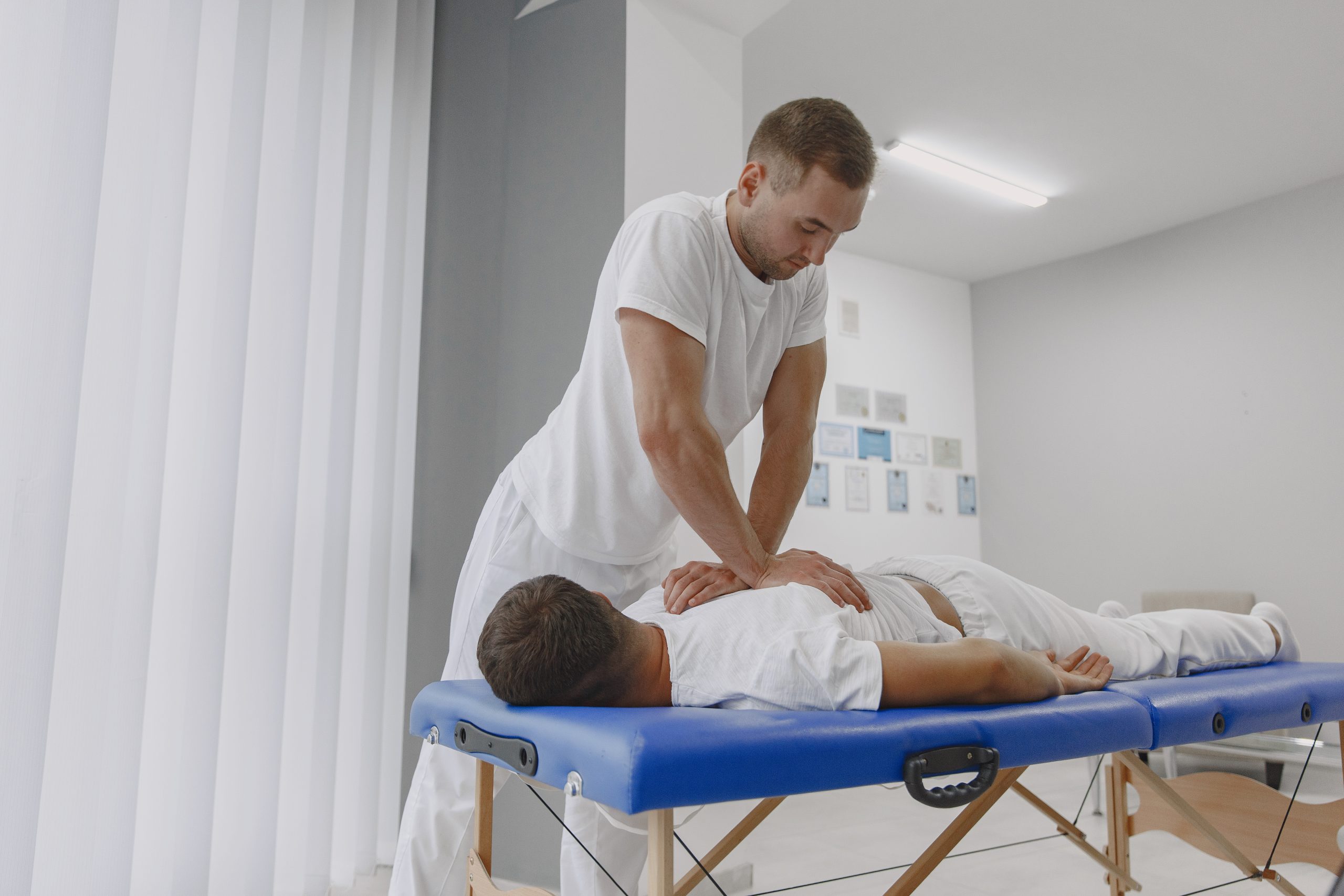 Massoterapeuta aplica massagem em cliente